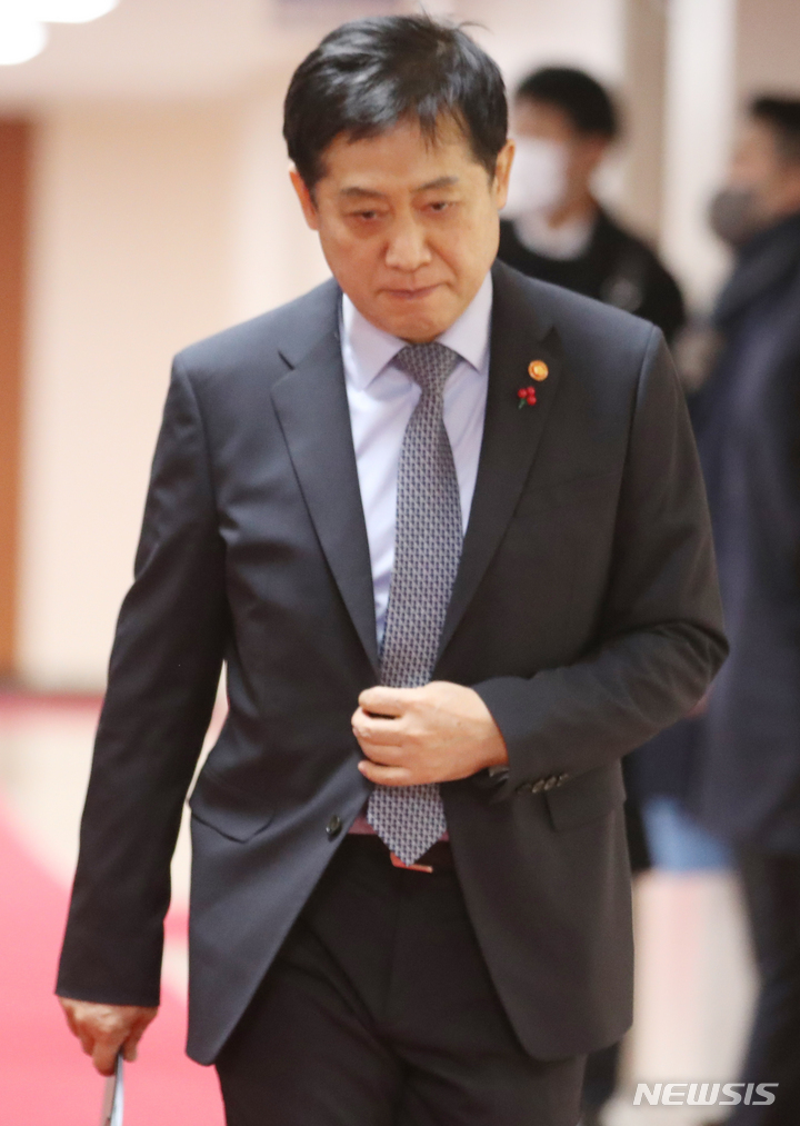 [서울=뉴시스] 김명원 기자 = 김주현 금융위원장이 30일 오전 서울 종로구 정부서울청사에서 열린 국무회의에 참석하고 있다. 2023.01.30. kmx1105@newsis.com
