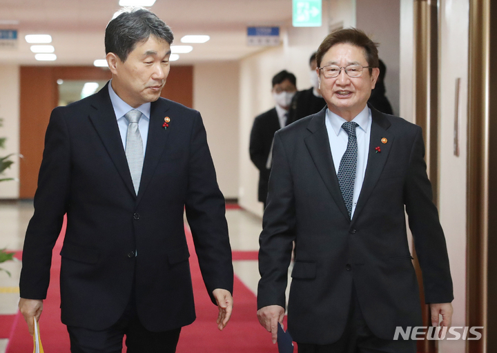 [서울=뉴시스] 김명원 기자 = 이주호(왼쪽) 사회부총리 겸 교육부 장관과 박보균 문화체육관광부 장관이 30일 오전 서울 종로구 정부서울청사에서 열린 국무회의에 참석하고 있다. 2023.01.30. kmx1105@newsis.com
