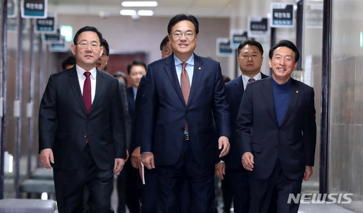 [서울=뉴시스] 추상철 기자 = 정진석 국민의힘 비상대책위원장 등 여당 지도부가 30일 오전 서울 여의도 국회에서 열린 비상대책위원회의에 참석하고 있다. 2023.01.30. scchoo@newsis.com