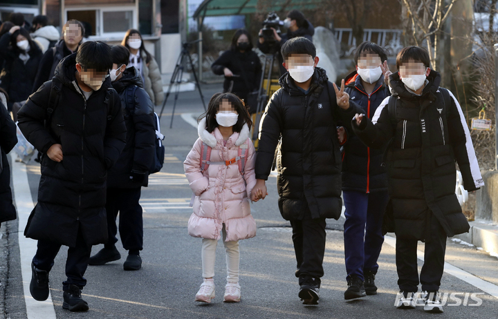[서울=뉴시스] 지난 1월30일 오전 서울 광진구 광장초등학교에서 마스크를 착용한 학생들이 등교하고 있다. (공동취재사진) 2023.03.16. photo@newsis.com