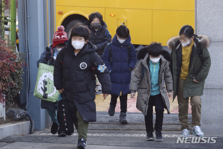 [서울=뉴시스] 최진석 기자 = 지난 2023년 1월30일 오전 서울 광진구 광장초등학교에서 마스크를 착용한 학생들이 등교하고 있다. (공동취재사진) 2023.01.29. photo@newsis.com