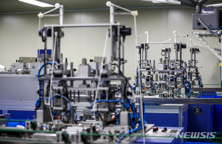 [인천=뉴시스] 정병혁 기자 = 실내 마스크 착용 의무화 해제 첫 날인 30일 오전 인천 남동구에 위치한 한 마스크 제조업체 공장이 멈춰있다. 2023.01.30. jhope@newsis.com