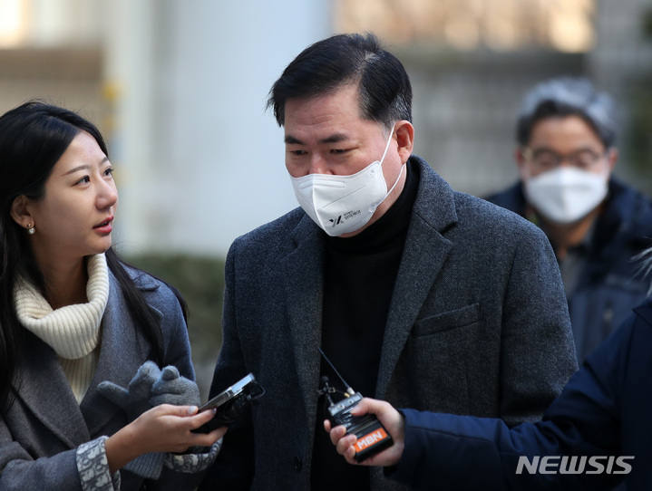 [서울=뉴시스] 조수정 기자 = 유동규 전 성남도시개발공사 기획본부장이 30일 오전 서울 서초구 서울중앙지방법원서 열린 '대장동 개발 사업 로비·특혜 의혹' 관련 1심 속행 공판에 출석하고 있다. (공동취재사진) 2023.01.30. chocrystal@newsis.com