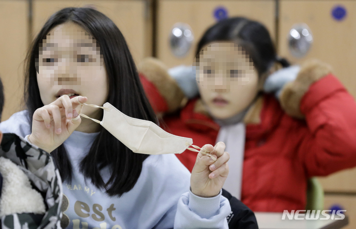 [서울=뉴시스] 최진석 기자 = 일부 시설을 제외한 실내에서 마스크 착용 의무가 해제된 30일 오전 서울 광진구 광장초등학교에서 마스크를 벗은 학생들이 함께 수업을 하고 있다.  (공동취재사진) 2023.01.30. photo@newsis.com