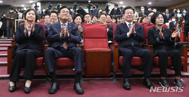 [서울=뉴시스] 추상철 기자 = 정진석 국민의힘 비상대책위원장과 이재명 더불어민주당 대표가 30일 오전 서울 여의도 국회에서 열린 '초당적 정치개혁 의원모임' 출범식에 참석하고 있다. 2023.01.30. scchoo@newsis.com