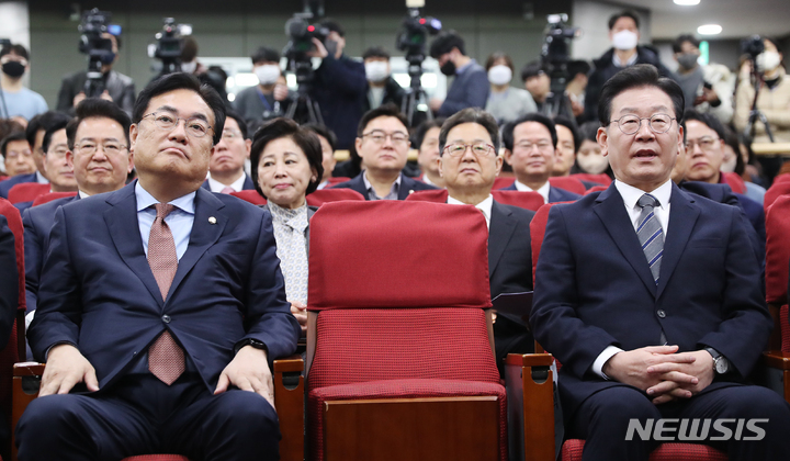 [서울=뉴시스] 추상철 기자 = 정진석 국민의힘 비상대책위원장과 이재명 더불어민주당 대표가 30일 오전 서울 여의도 국회에서 열린 '초당적 정치개혁 의원모임' 출범식에 참석하고 있다. 2023.01.30. scchoo@newsis.com