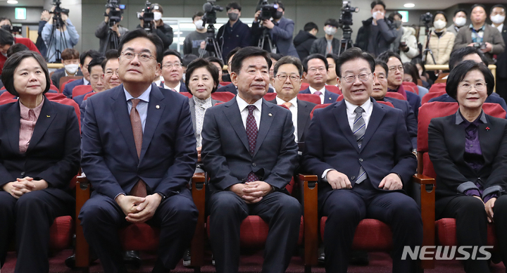 [서울=뉴시스] 추상철 기자 = 정진석 국민의힘 비상대책위원장과 이재명 더불어민주당 대표가 30일 오전 서울 여의도 국회에서 열린 '초당적 정치개혁 의원모임' 출범식에 참석하고 있다. 2023.01.30. scchoo@newsis.com