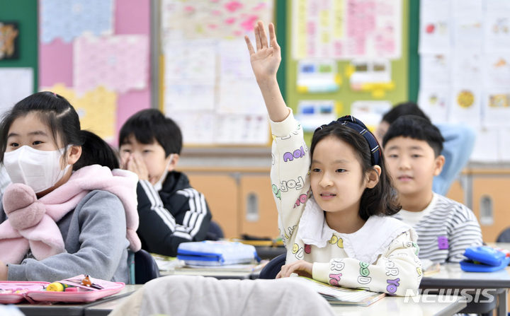 [대구=뉴시스] 이무열 기자 = 일부 시설을 제외한 실내에서 마스크 착용 의무가 해제된 30일 오전 대구 중구 삼덕초등학교에서 마스크를 벗은 학생들과 착용한 학생들이 함께 수업을 듣고 있다. 2023.01.30. lmy@newsis.com