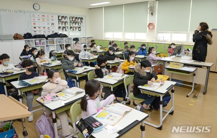 [서울=뉴시스] 수업 중인 초등학생들. (사진=뉴시스 DB). photo@newsis.com