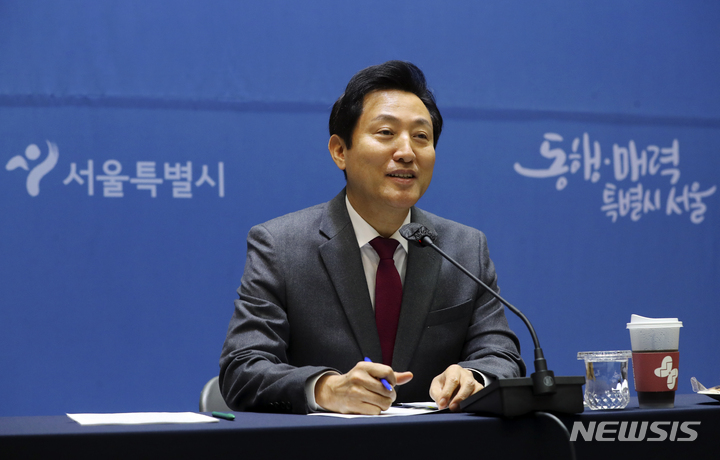 [서울=뉴시스] 최진석 기자 = 오세훈 서울시장이 30일 오전 서울 중구 서울시청신청사 대회의실에서 열린 출입기자단 신년간담회에서 발언을 하고 있다. 2023.01.30. myjs@newsis.com