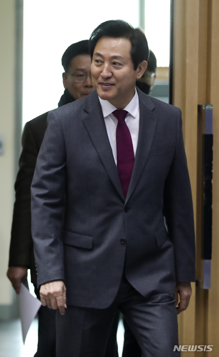 [서울=뉴시스] 최진석 기자 = 오세훈 서울시장이 지난달 30일 오전 서울 중구 서울시청신청사 대회의실에서 열린 출입기자단 신년간담회에 참석하고 있다. 2023.01.30. myjs@newsis.com