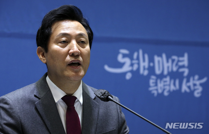 [서울=뉴시스] 최진석 기자 = 오세훈 서울시장이 지난달 30일 오전 서울 중구 서울시청신청사 대회의실에서 열린 출입기자단 신년간담회에서 발언을 하고 있다. 2023.02.04. myjs@newsis.com