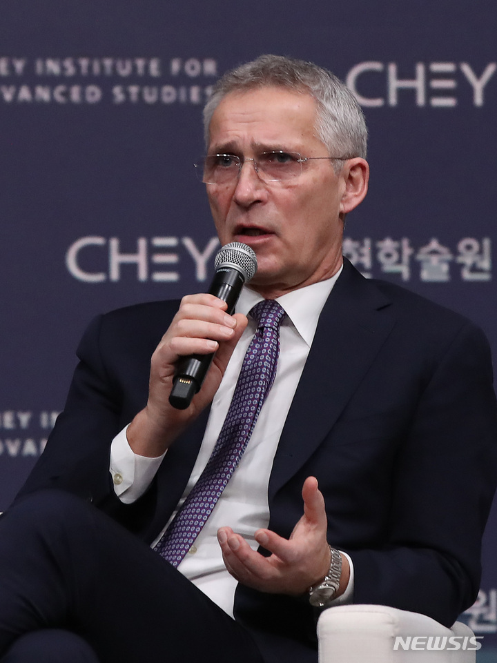 [서울=뉴시스] 조수정 기자 = 옌스 스톨텐베르그 북대서양조약기구(NATO) 사무총장이 30일 오전 서울 강남구 최종현학술원에서 '대한민국과 나토:위험이 가중된 세계에서 파트너십 강화의 모색'을 주제로 특별강연한 뒤 질문에 답하고 있다. 이날 특별강연은 최종현학술원과 고려대학교 '장 모네 EU센터'가 공동으로 개최했다. 2023.01.30. chocrystal@newsis.com