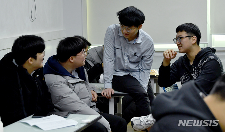 [광주=뉴시스] = 실내 마스크 착용 의무 해제 이후 교실에서 마스크 없이 이야기 하는 고교생들. (사진=뉴시스DB). photo@newsis.com