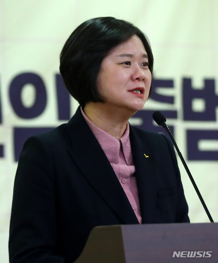[서울=뉴시스] 추상철 기자 = 이정미 정의당 대표가 30일 오전 서울 여의도 국회에서 열린 '초당적 정치개혁 의원모임' 출범식에서 인사말을 하고 있다. 2023.01.30. scchoo@newsis.com