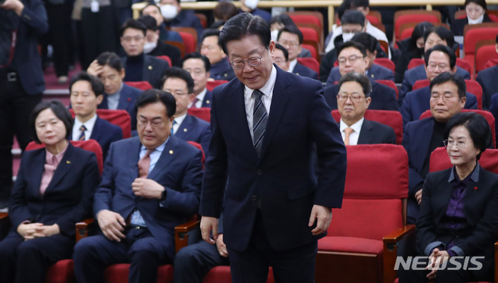 [서울=뉴시스] 추상철 기자 = 이재명 더불어민주당 대표가 30일 오전 서울 여의도 국회에서 열린 '초당적 정치개혁 의원모임' 출범식에서 인사말을 하기 위해 단상으로 향하고 있다. 2023.01.30. scchoo@newsis.com