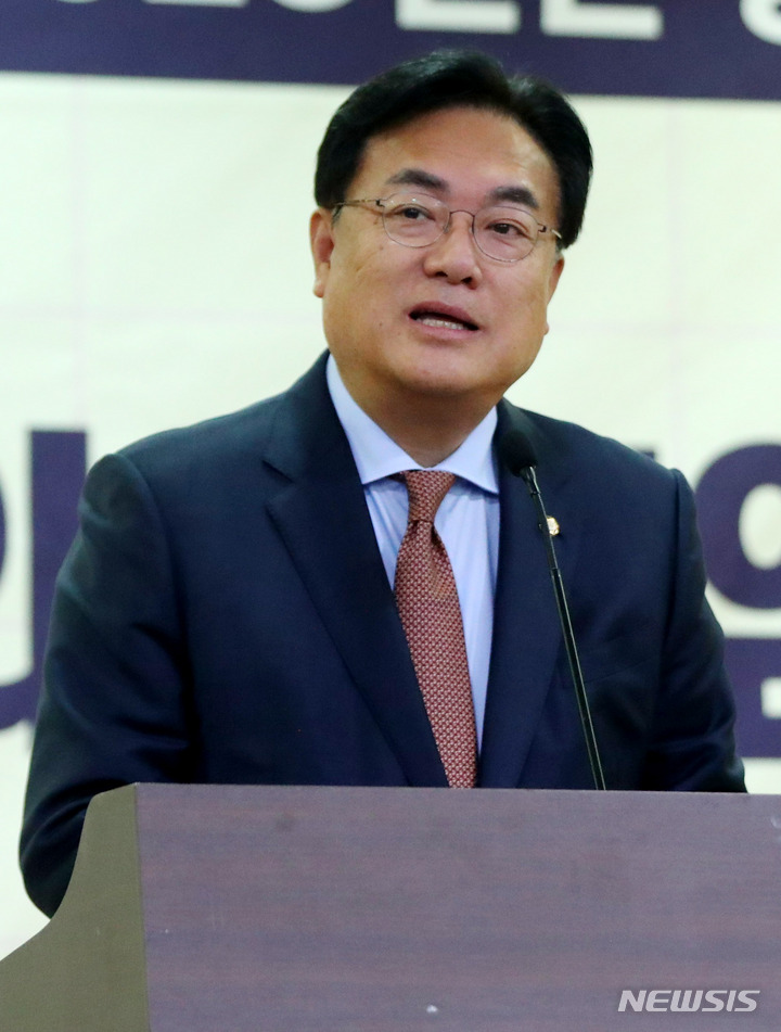 [서울=뉴시스] 추상철 기자 = 정진석 국민의힘 비상대책위원장이 30일 오전 서울 여의도 국회에서 열린 '초당적 정치개혁 의원모임' 출범식에서 인사말을 하고 있다. 2023.01.30. scchoo@newsis.com