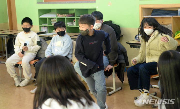 [전주=뉴시스] 김얼 기자 = 실내 마스크 착용 의무 해제 첫날인 30일 전북 전주시 진북초등학교에서 학생들이 마스크를 착용한 채 수업을 받고 있다. 2023.01.30. pmkeul@newsis.com