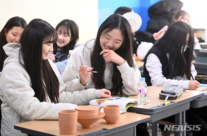 [이천=뉴시스] 김종택 기자 = 실내 마스크 착용 의무가 해제된 30일 경기도 이천시 한국도예고등학교에서 학생들이 마스크를 벗고 수업하고 있다. 오늘부터 대중교통, 병원, 약국 등 일부 시설을 제외한 대부분의 실내 장소에서 마스크를 쓰지 않아도 된다. 2023.01.30. jtk@newsis.com