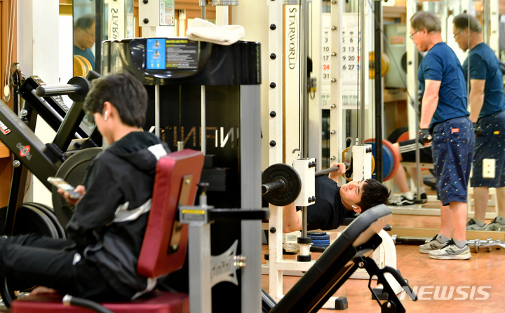 [광주=뉴시스] 이영주 기자 = 30일 오전 광주 동구 소태동 동구문화센터 헬스장에서 회원들이 운동을 하고 있다. 2023.01.30. leeyj2578@newsis.com