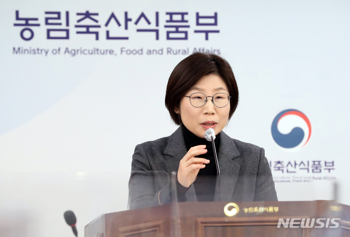 [세종=뉴시스] 강종민 기자 = 박수진 농림축산식품부 농업정책관이 지난 30일 세종시 정부세종청사에서 제1차 농업재해보험 발전 기본계획을 발표하고 있다. 2023.01.31. ppkjm@newsis.com
