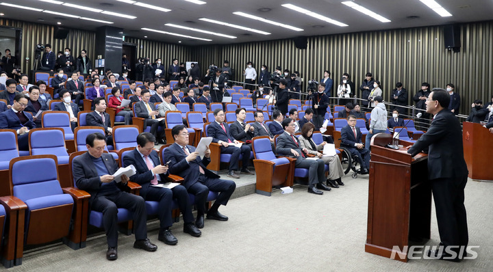 [서울=뉴시스] 추상철 기자 = 주호영 국민의힘 원내대표가 30일 오후 서울 여의도 국회에서 열린 의원총회에 참석해 발언하고 있다. 2023.01.30. scchoo@newsis.com
