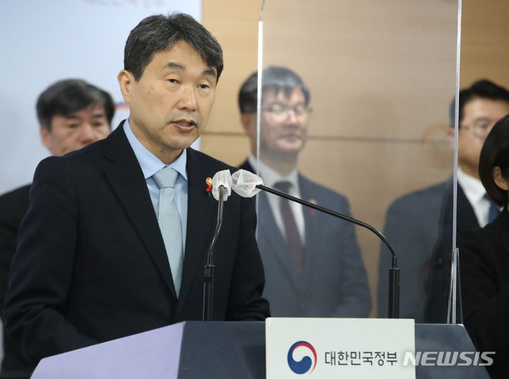 [서울=뉴시스] 김명원 기자 = 이주호 사회부총리 겸 교육부 장관이 30일 서울 종로구 정부서울청사에서 '출생부터 국민안심 책임교육·돌봄' 실현을 위한 유보통합 추진방안 발표를 하고 있다. 유보통합은 어린이집(보건복지부)과 유치원(교육부)으로 이원화 되어 있는 보육과 교육을 하나로 통합, 주무부처를 단일한 기관으로 통합하는 것이 주된 목표이다. 2023.01.30. kmx1105@newsis.com