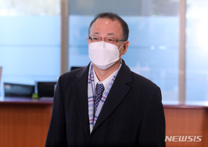 [서울=뉴시스] 배훈식 기자 = 후나코시 다케히로 일본 외무성 아시아대양주 국장이 30일 오후 강제징용 관련 한일 국장급 협의를 위해 서울 종로구 외교부 청사에 들어서고 있다. 2023.01.30. dahora83@newsis.com
