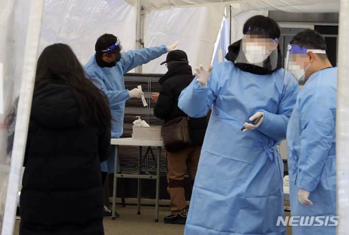 [서울=뉴시스] 최진석 기자 = 지난 1월30일 오후 서울역 임시선별검사소에서 시민들이 코로나19 검사를 받기 위해 대기하고 있는 모습. 2023.01.30. myjs@newsis.com