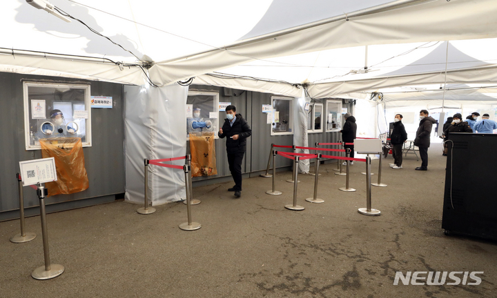 [서울=뉴시스] 최진석 기자 = 지난달 30일 오후 서울역 임시선별검사소의 모습. 2023.01.30. myjs@newsis.com