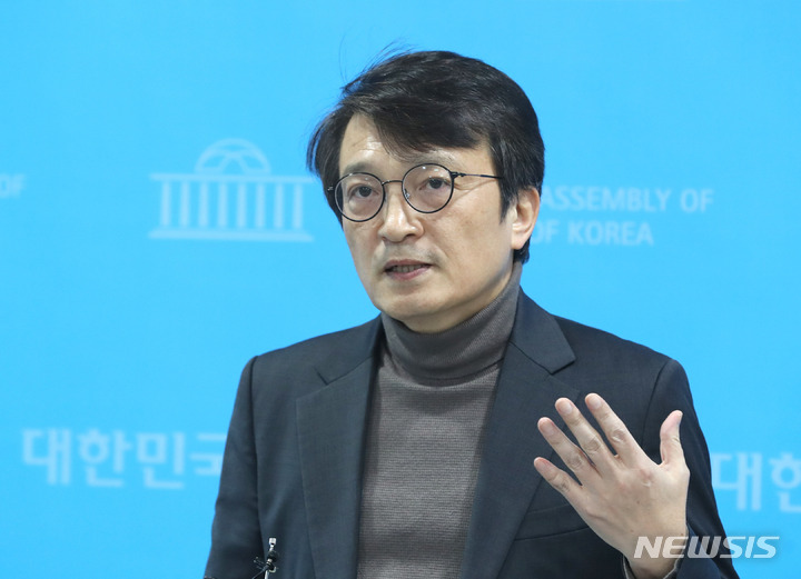 [서울=뉴시스] 전진환 기자 = 김의겸 더불어민주당 의원이 30일 오후 서울 여의도 소통관에서 대통령실이 김건희 여사에 대한 추가 주가조작 의혹을 제기한 자신을 명예훼손 혐의로 고발 할 것이라고 밝힌 것에 대해 입장을 밝히고 있다.&nbsp; 2023.01.30. amin2@newsis.com