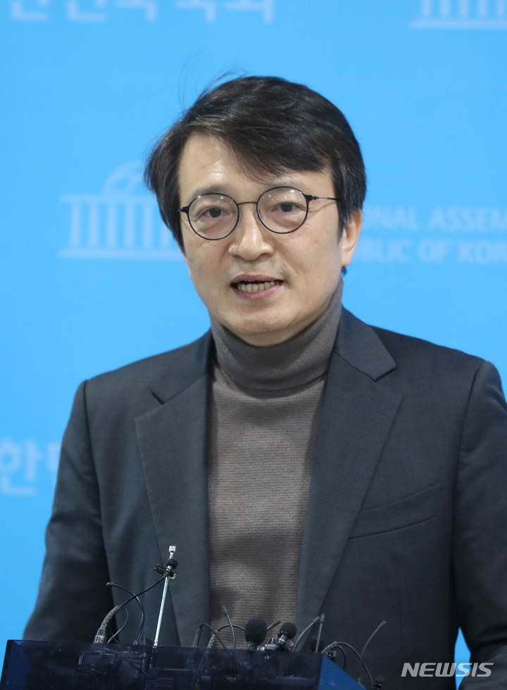 [서울=뉴시스] 전진환 기자 = 김의겸 더불어민주당 의원이 30일 오후 서울 여의도 소통관에서 대통령실이 김건희 여사에 대한 추가 주가조작 의혹을 제기한 자신을 명예훼손 혐의로 고발 할 것이라고 밝힌 것에 대해 입장을 밝히고 있다.&nbsp; 2023.01.30. amin2@newsis.com