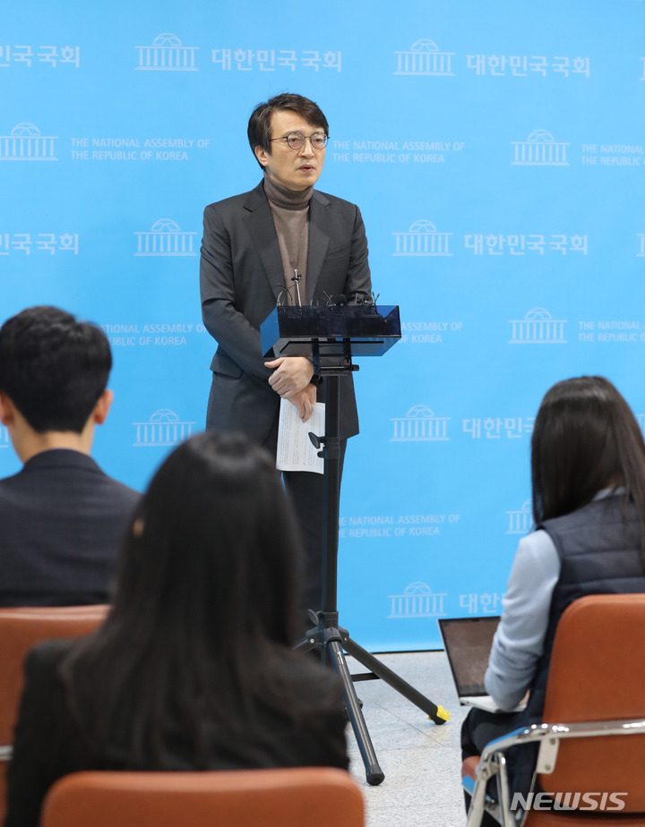 [서울=뉴시스] 전진환 기자 = 김의겸 더불어민주당 의원이 30일 오후 서울 여의도 소통관에서 대통령실이 김건희 여사에 대한 추가 주가조작 의혹을 제기한 자신을 명예훼손 혐의로 고발 할 것이라고 밝힌 것에 대해 입장을 밝히고 있다.&nbsp; 2023.01.30. amin2@newsis.com