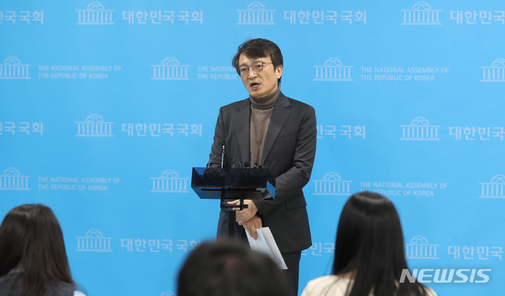 [서울=뉴시스] 전진환 기자 = 김의겸 더불어민주당 의원이 30일 오후 서울 여의도 소통관에서 대통령실이 김건희 여사에 대한 추가 주가조작 의혹을 제기한 자신을 명예훼손 혐의로 고발 할 것이라고 밝힌 것에 대해 입장을 밝히고 있다.&nbsp; 2023.01.30. amin2@newsis.com