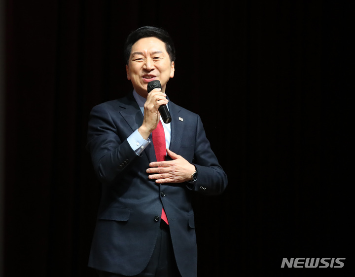 [서울=뉴시스] 조수정 기자 = 국민의힘 당권주자인 김기현 의원이 30일 오후 서울 서초구 서초문화예술회관에서 열린 같은 당 박성중 의원 의정보고회에 참석, 축사하고 있다. 2023.01.30. chocrystal@newsis.com