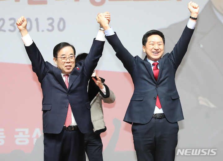 [서울=뉴시스] 조수정 기자 = 국민의힘 당권주자인 김기현 의원이 30일 오후 서울 서초구 서초문화예술회관에서 열린 같은 당 박성중(왼쪽) 의원 의정보고회에 참석, 두 팔을 들어 인사하고 있다. 2023.01.30. chocrystal@newsis.com