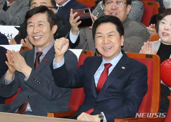 [서울=뉴시스] 조수정 기자 = 국민의힘 당권주자인 김기현 의원이 30일 오후 서울 서초구 서초문화예술회관에서 열린 같은 당 박성중 의원 의정보고회에서 주먹을 들어 환호하고 있다. 2023.01.30. chocrystal@newsis.com