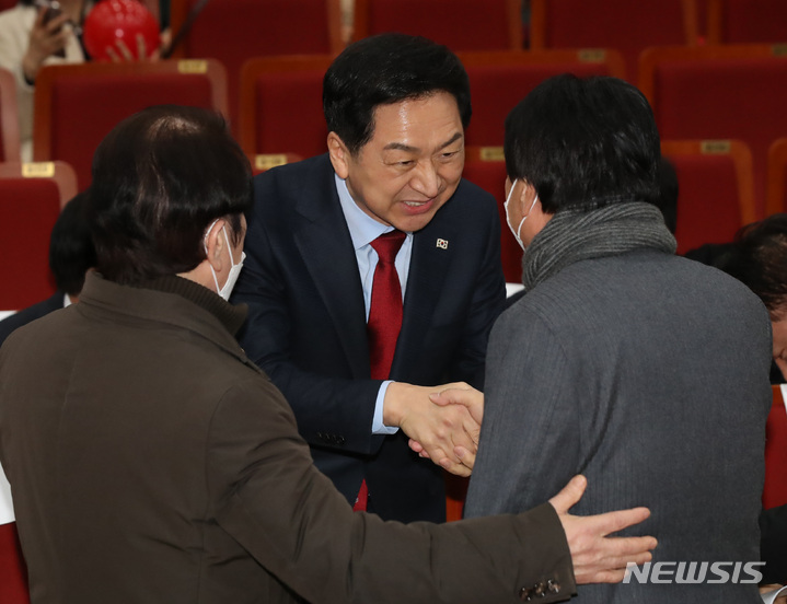 [서울=뉴시스] 조수정 기자 = 국민의힘 당권주자인 김기현 의원이 30일 오후 서울 서초구 서초문화예술회관에서 열린 같은 당 박성중 의원 의정보고회에서 참석자들과 인사 나누고 있다. 2023.01.30. chocrystal@newsis.com