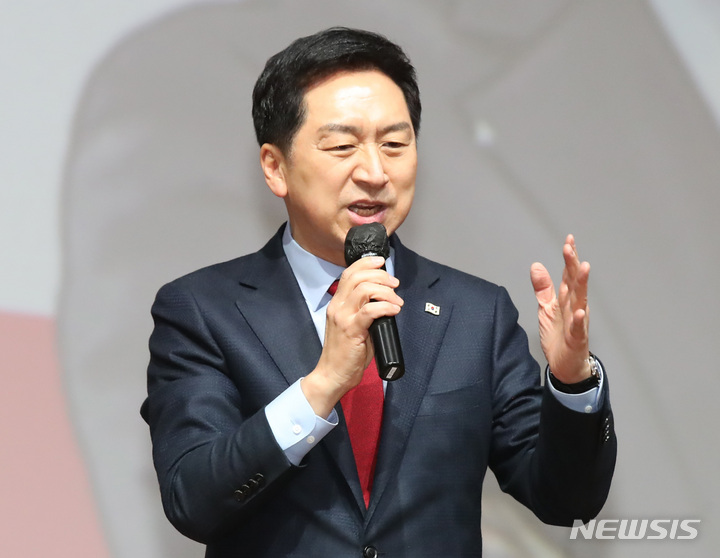 [서울=뉴시스] 조수정 기자 = 국민의힘 당권주자인 김기현 의원이 30일 오후 서울 서초구 서초문화예술회관에서 열린 같은 당 박성중 의원 의정보고회에 참석, 축사하고 있다. 2023.01.30. chocrystal@newsis.com