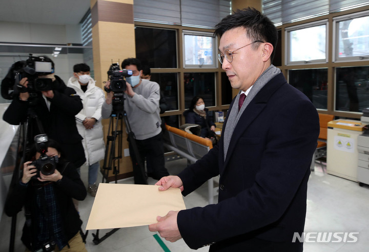 [서울=뉴시스] 조성우 기자 = 최지우 대통령실 행정관이 30일 오후 서울 종로구 서울지방경찰청장 민원실에 윤석열 대통령 부인 김건희 여사의 '우리기술' 주가 조작 연루 의혹을 제기한 김의겸 더불어민주당 대변인에 대한 고발장을 접수하고 있다. 2023.01.30. xconfind@newsis.com