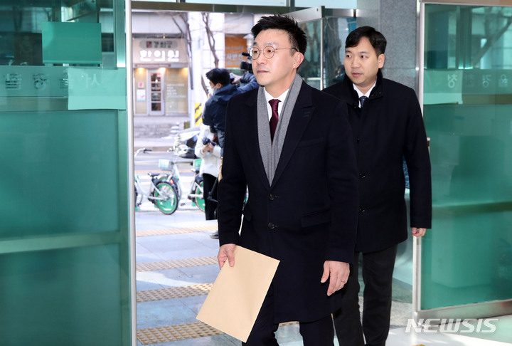 [서울=뉴시스] 조성우 기자 = 최지우 대통령실 행정관이 30일 오후 서울 종로구 서울지방경찰청장 민원실에 윤석열 대통령 부인 김건희 여사의 '우리기술' 주가 조작 연루 의혹을 제기한 김의겸 더불어민주당 대변인에 대한 고발장을 접수하기 위해 들어서고 있다. 2023.01.30. xconfind@newsis.com