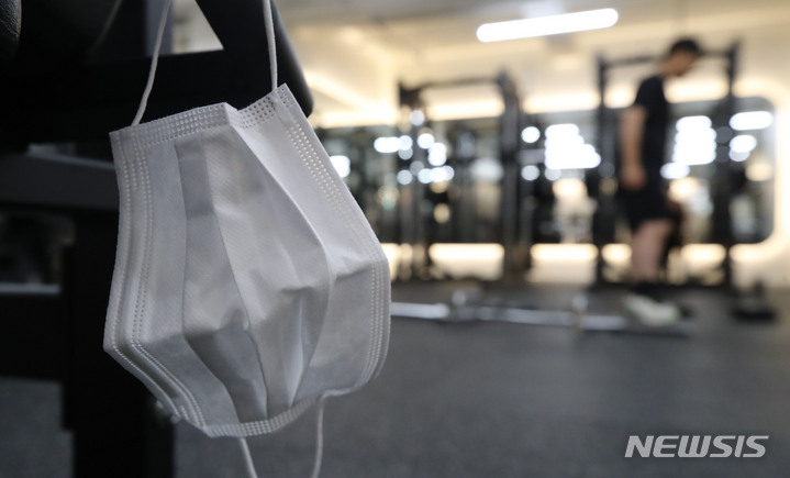 [서울=뉴시스] 권창회 기자 =31일 전문가들은 잘못된 스쿼트는 오히려 관절 건강에 독이 될 수 있다며 주의를 당부했다. 대중교통, 병원 등 일부 시설을 제외한 실내에서 마스크 착용 의무가 해제된 지난 30일 오후 서울 강남구 짐로드 청담에서 고객이 마스크를 벗은채 운동하고 있다. 2023.01.30. kch0523@newsis.com