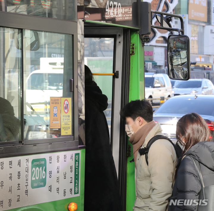 [서울=뉴시스] 김금보 기자 = 대중교통과 병원 등 일부 시설을 제외한 실내에서 마스크 착용 의무가 해제된 지난 30일 오후 서울 시내 한 버스정류장에서 시민들이 마스크를 착용하고 버스를 이용하고 있다. 2023.01.31. kgb@newsis.com