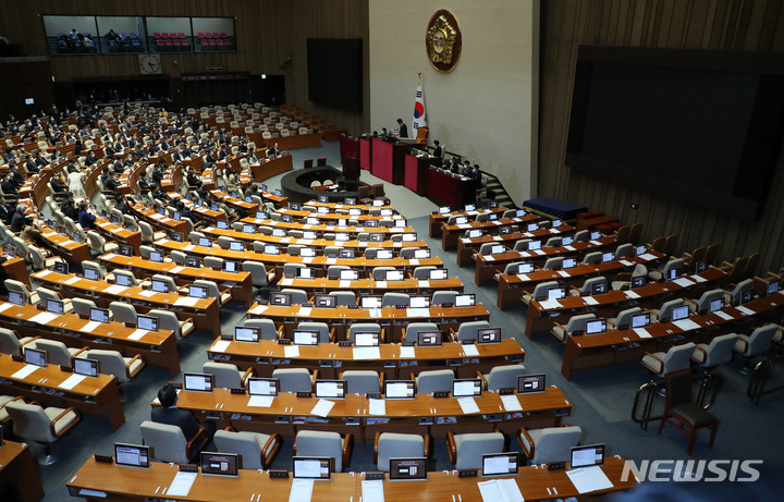 [서울=뉴시스] 이영환 기자 = 지난달 30일 오후 서울 여의도 국회 본회의장에서 열린 '제402회 국회(임시회) 제402-1차' 본회의에서 여당이 퇴장한 가운데 양곡관리법 일부개정법률안(대안) 본회의 부의의 건이 가결되고 있다. 2023.01.30. 20hwan@newsis.com