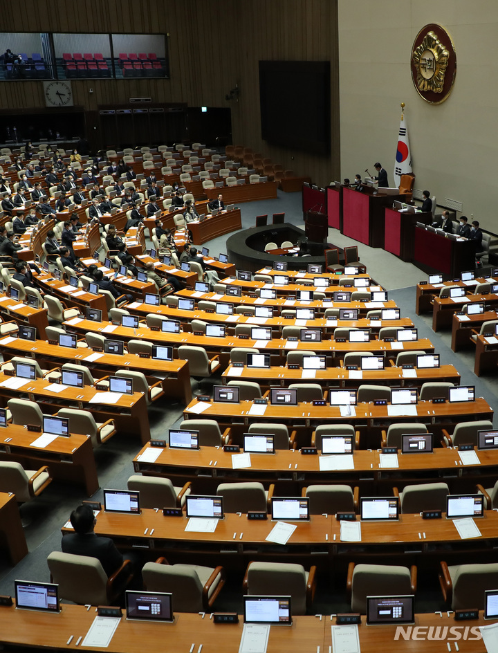 [서울=뉴시스] 이영환 기자 = 30일 오후 서울 여의도 국회 본회의장에서 열린 '제402회 국회(임시회) 제402-1차' 본회의에서 여당이 퇴장한 가운데 양곡관리법 일부개정법률안(대안) 본회의 부의의 건이 가결되고 있다. 2023.01.30. 20hwan@newsis.com