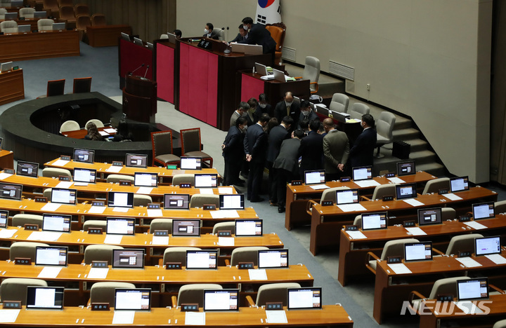 [서울=뉴시스] 이영환 기자 = 30일 오후 서울 여의도 국회 본회의장에서 열린 '제402회 국회(임시회) 제402-1차' 본회의에서 여당이 퇴장한 가운데 양곡관리법 일부개정법률안(대안) 본회의 부의의 건이 개표가 진행되고 있다. 2023.01.30. 20hwan@newsis.com