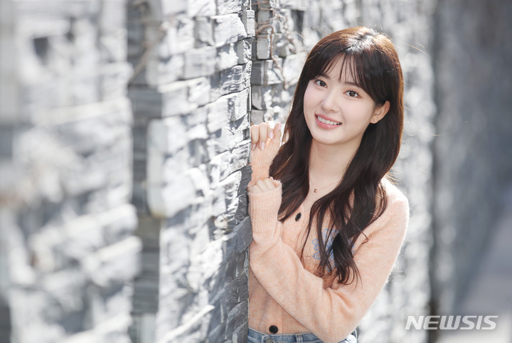 [서울=뉴시스] 김진아 기자 = MBC 드라마 ‘금혼령’에서 화윤 역으로 활약한 배우 조수민이 30일 서울 중구 뉴시스 본사에서 뉴시스와 인터뷰에 앞서 포즈를 취하고 있다. 2023.01.31. bluesda@newsis.com