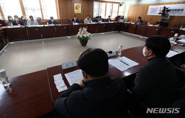 [서울=뉴시스] 배훈식 기자 = 장상윤 교육부 차관이 30일 오후 서울 종로구 정부서울청사에서 디지털 교육전환 현장 간담회를 하고 있다. 2023.01.30. dahora83@newsis.com