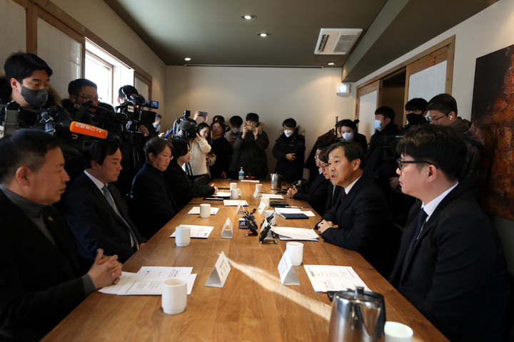 [서울=뉴시스] 조성봉 기자 = 이형훈(오른쪽 두 번째) 보건복지부 보건의료정책관이 지난 1월30일 오후 서울 중구 컨퍼런스하우스 달개비에서 열린 보건복지부-대한의사협회 제1차 의료현안협의체에서 발언을 하고 있다. 2023.03.30. suncho21@newsis.com