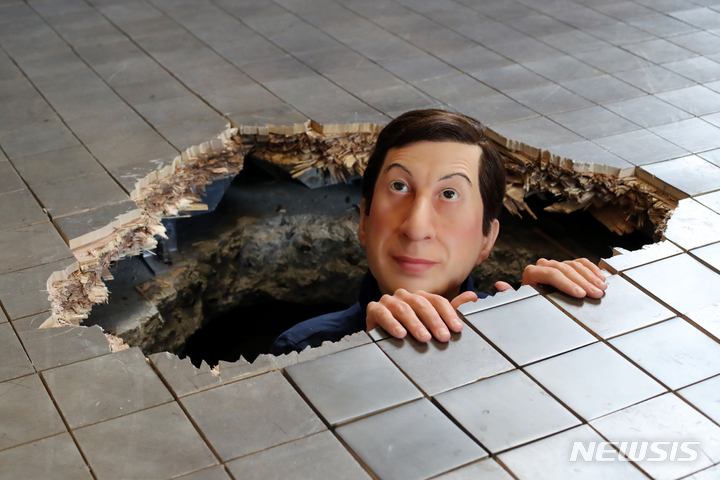 [서울=뉴시스] 박진희 기자 = 작품 '무제'. 뜬금없이 바닥을 뚫고 머리를 내민 인물이 있다. 비정상적인 경로로 전시장에 침입한 인물은 카텔란과 비슷하다. 이 작품을 처음 선보인 로테르담 보이만스 반 뵈닝겐 미술관(Museum Boijmans Van Beuningen)에서는 마치 그림을 훔치려는 듯 18세기 네덜란드 대가의 회화가 잔뜩 걸린 방에 설치했다. 하지만 그가 정확히 무엇을 하려는지는 알기 어렵다. 2023.02.04. pak7130@newsis.com